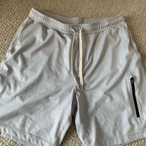 NWOT men’s 7” Vuori shorts